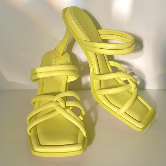 CIRCUS BY SAM EDELMAN • SAVANNA SANDAL • Citric Acid - Picture 2 of 8